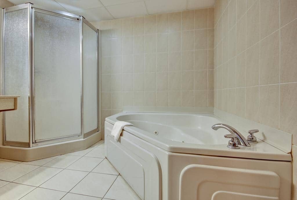 Large Bathtub hotel room OC Maryland